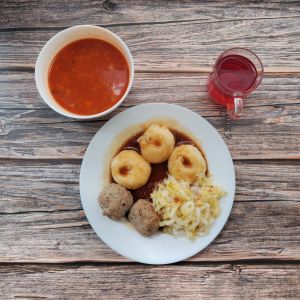 zdjęcie pokazuje Dieta z ograniczeniem łatwoprzyswajalnych węglowodanów Zupa ziemniaczana a'la solferino Kluski śląskie Klopsik wieprzowy pieczony Sos pieczeniowy Surówka z kapusty pekińskiej z olejem Kompot owocowy z jabłkami 